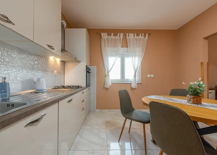 Διαμέρισμα Dora *